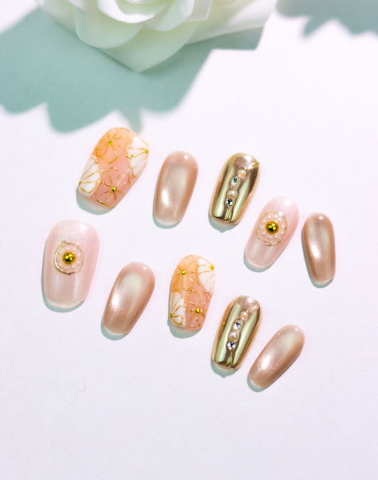 Cream Flower - ヌーディーベージュ 金線フラワー パールアクセント 上品ニュアンスミディアムスクエアオフネイルチップ