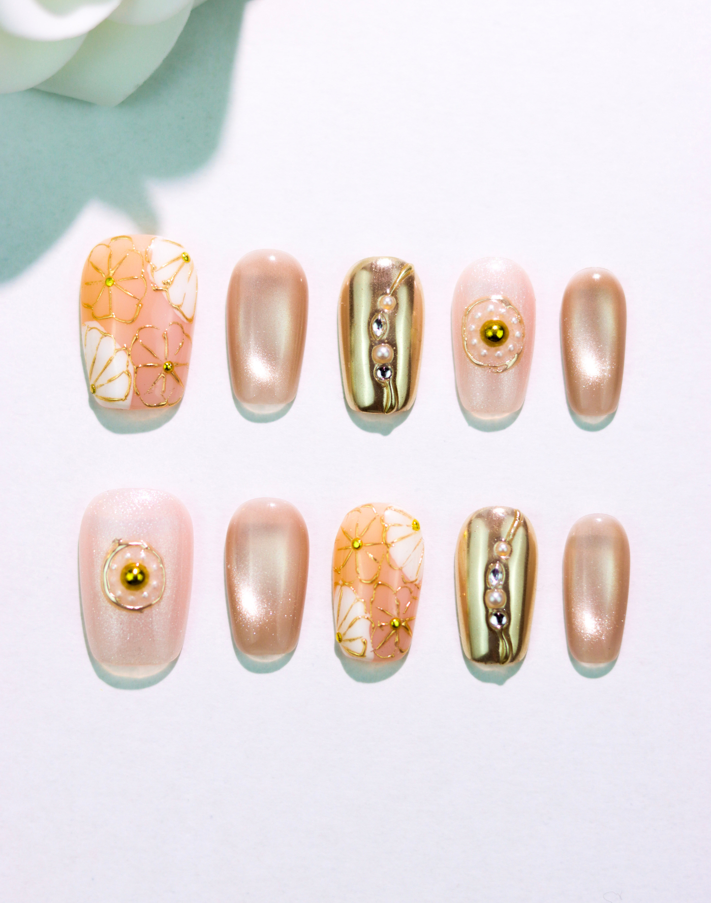 Cream Flower - ヌーディーベージュ 金線フラワー パールアクセント 上品ニュアンスミディアムスクエアオフネイルチップ