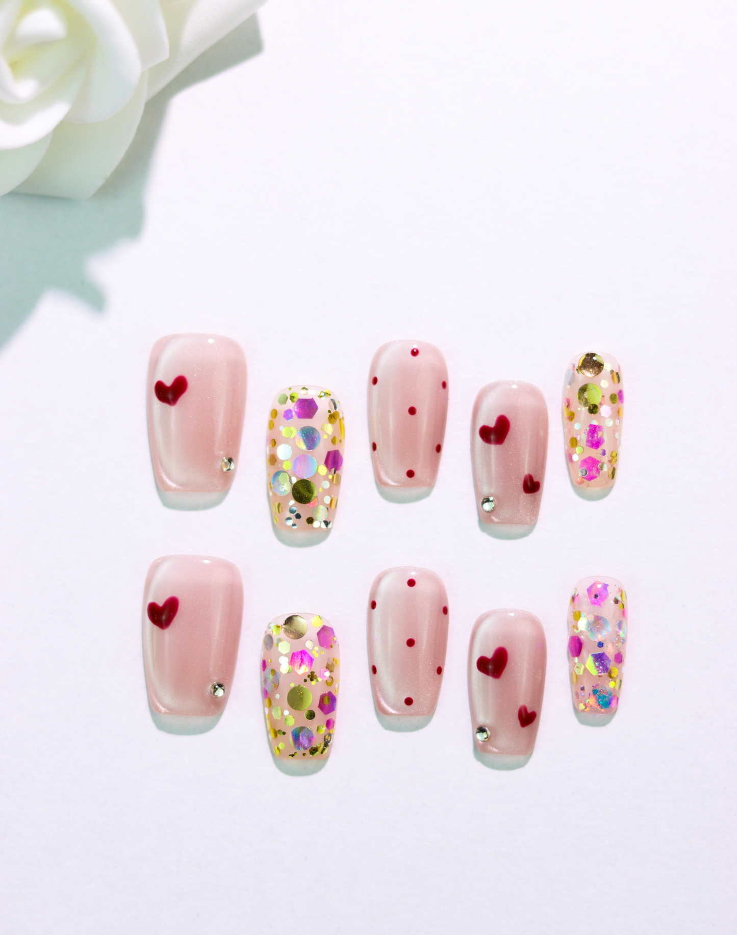 Sweetheart Sparkle - ミルキーピンクカラースパンコールハートアクセントニュアンスミディアムスクエアオフネイルチップ