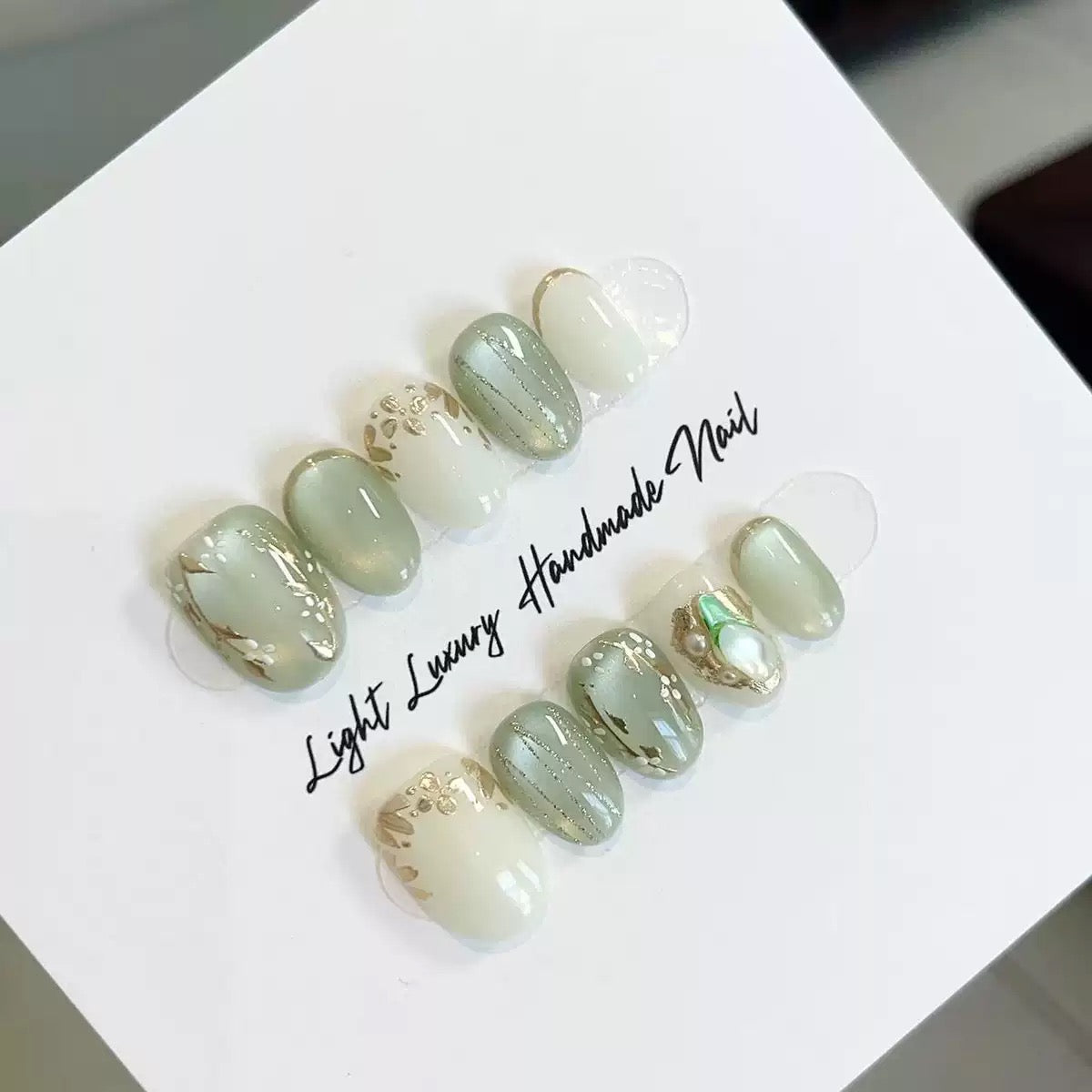 「受注商品」Sage Whisper｜セージグリーン×ボタニカルニュアンス ゴールドライン ネイルチップ
